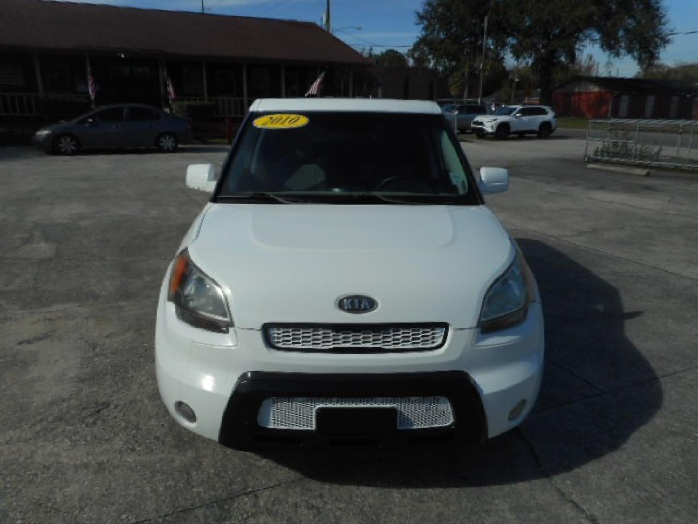 2010 WHITE KIA SOUL BASE; SPORT; + (KNDJT2A27A7) , located at 1200 Cassat Avenue, Jacksonville, FL, 32205, (904) 695-1885, 30.302404, -81.731033 - Photo#0